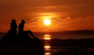 Couple au coucher du soleil par Rene Rauschenberger depuis Pixabay | Le Mahorais